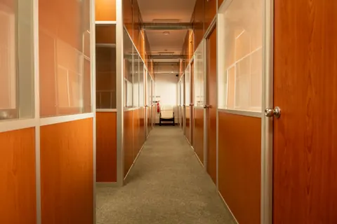 Corredor com divisórias de madeira.