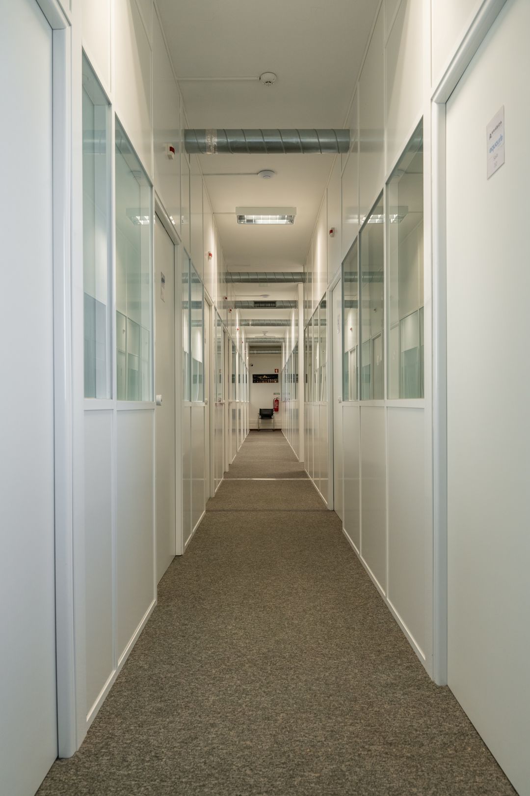 Corredor de acesso aos escritórios privados.