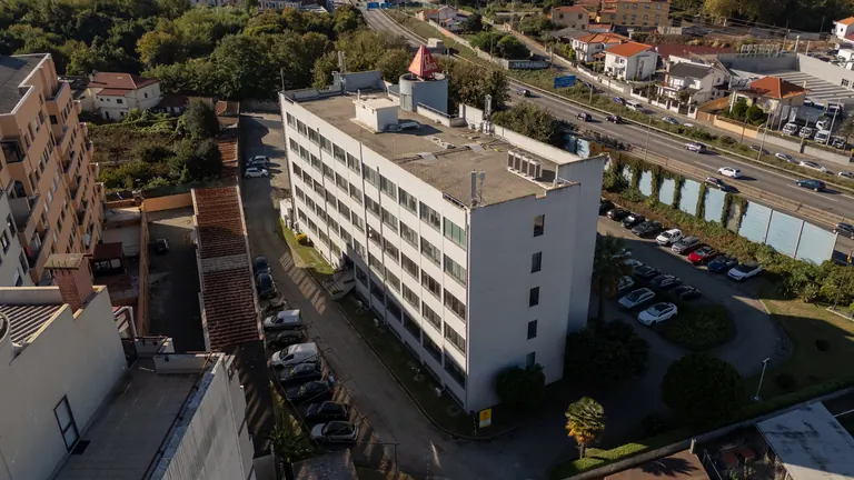 Vista aérea do edifício e do parque de estacionamento.