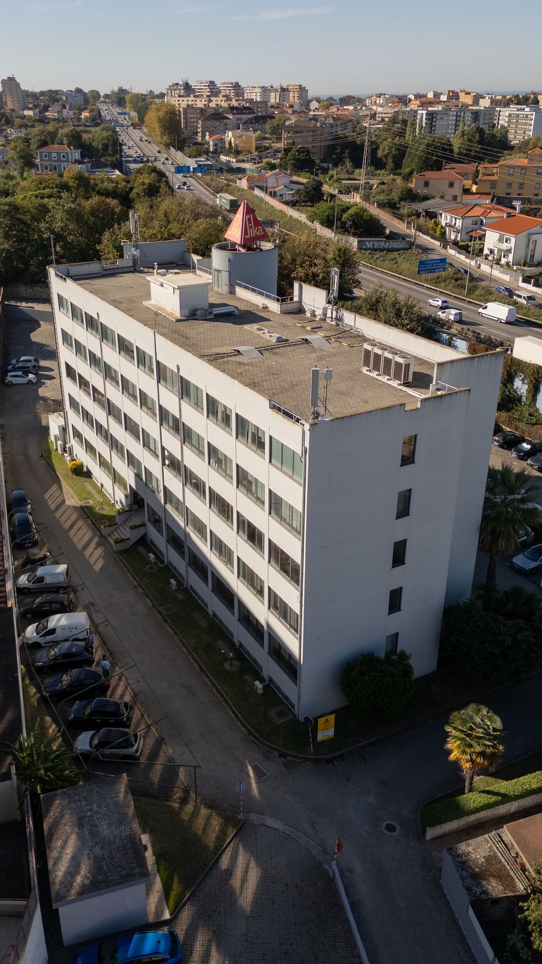O edifício e o parque vistos de cima, com a envolvente.