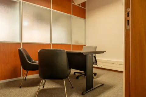 Escritório com mesa e três cadeiras, para pequenas equipas.