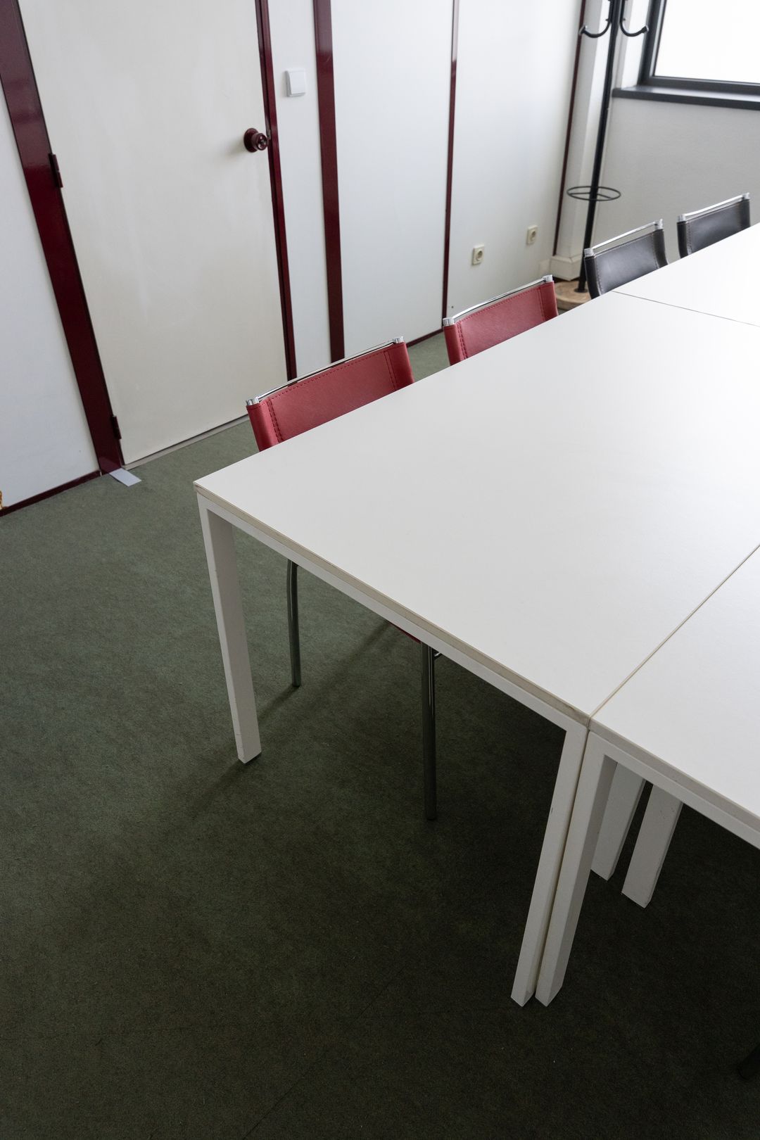 Mesa e porta de entrada da sala.